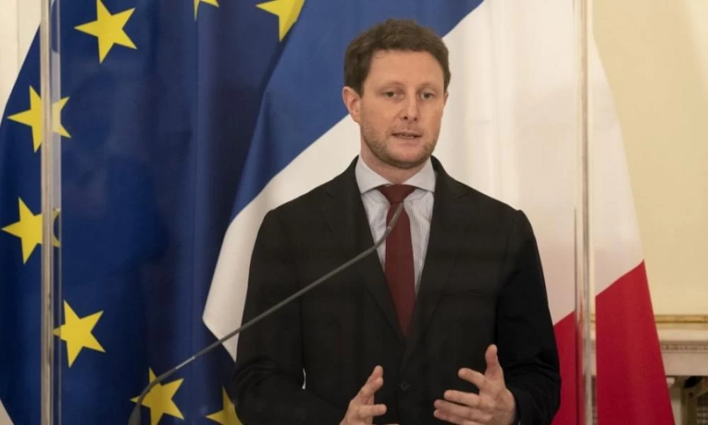 Γάλλος υφυπουργός Ευρωπαϊκών Υποθέσεων: «Είμαι γκέι και δεν έχω κανένα πρόβλημα να το πω»